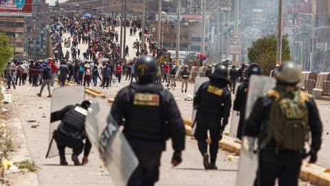 Supporters of ousted president Pedro Castillo clash with police forces in the Peruvian Andean city of Juliaca on January 7, 2023.
