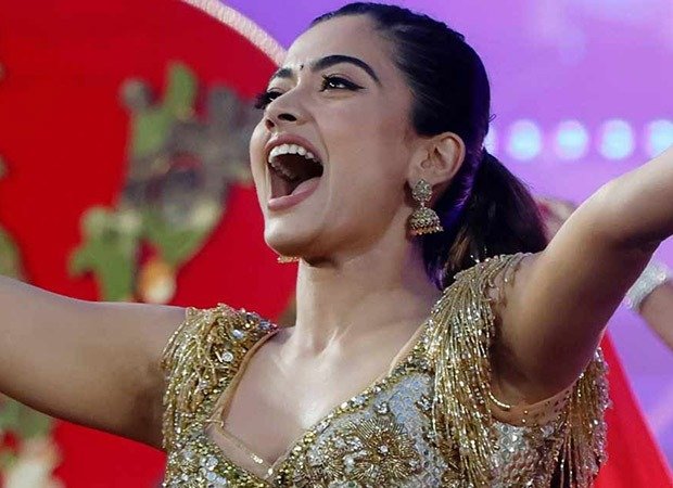 IPL 2023 opens with a bang as Rashmika Mandanna stuns audiences with her sizzling moves on 'Naatu Naatu,' 'Saami Saami,' & more