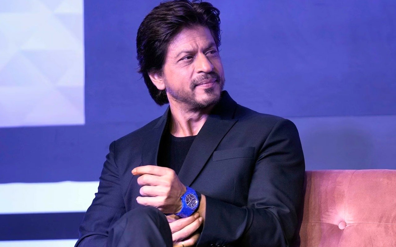 Shah Rukh Khan gets mobbed at Srinagar airport post Dunki shoot, despite tight security; watch