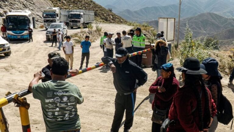 Fire kills at least 27 in Peruvian gold mine