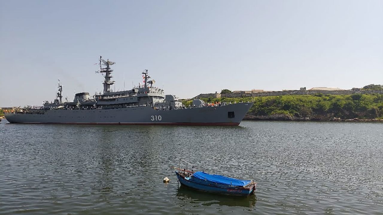 The Russian navy's training class ship Perekop sailed into Havana on Tuesday.