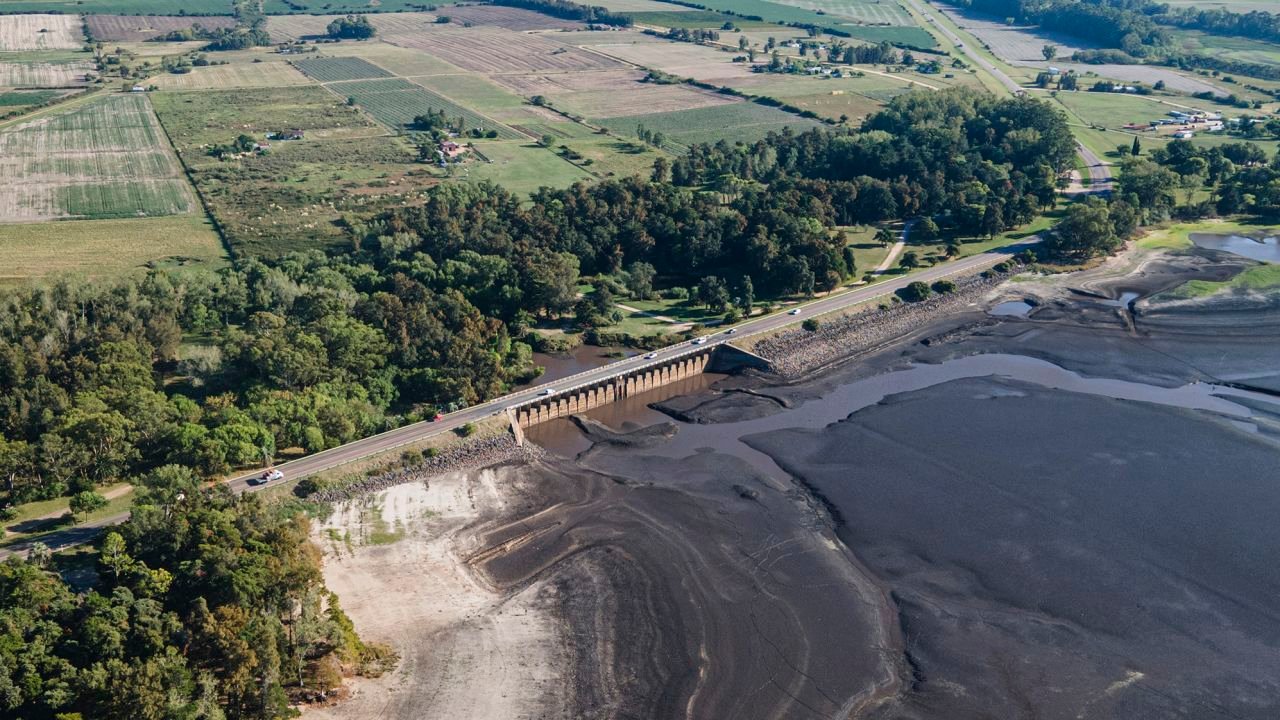 Low water levels at the Canelón Grande reservoir on March 13, 2023.