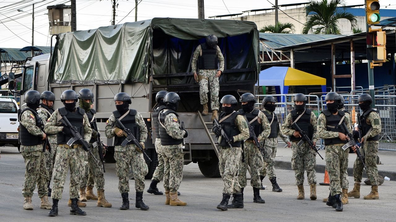 Security personnel arrive at the Penitenciaria del Litoral prison after a riot in April 2023.